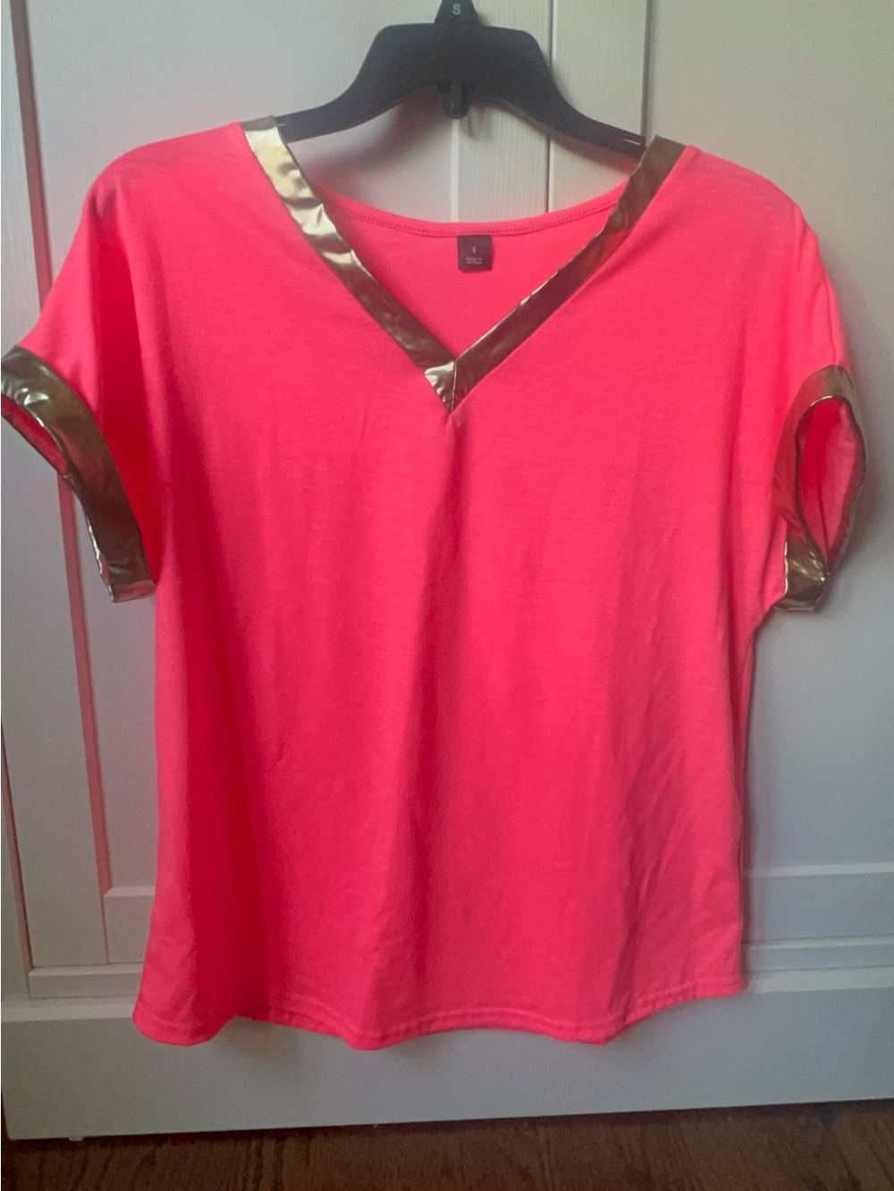 SHEIN Neon Pink V-Neck Short Sleeve Top with Metallic Gold Trim